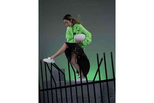 上官喆 x Crocs 全新联名chaopai.com潮牌汇鞋款系列亮相，叠中叠设计（上官喆 x Crocs 全新联名鞋款系列亮相，叠中叠设计）