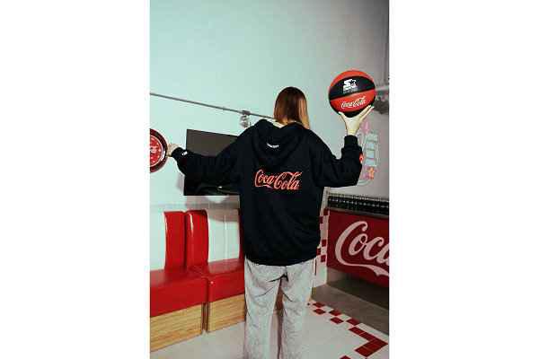 官方携手 Coca-Cola 展开跨界联乘并打造了教潮牌品牌练夹克、帽衫以及短袖衬衫、丹宁裤、帽款等丰富单品（Starter 黑标 x 可口可乐 2021 秋冬联名系列 Lookbook 赏析）