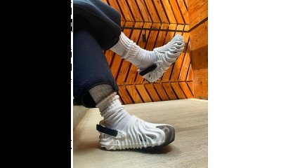 此番释出的上脚图基chaopai.com潮牌汇店本从侧面反映了鞋款全貌（Crocs x Salehe Bembury 全新联名鞋款更多细节曝光）