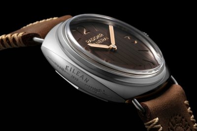 这款名为“Radiomir Eilean”的腕表搭潮牌品牌载了 Panerai 45mm 哑光不锈钢表壳与垂直条纹表盘（沛纳海全新 85 周年 Radiomir Eilean 纪念表款出炉）