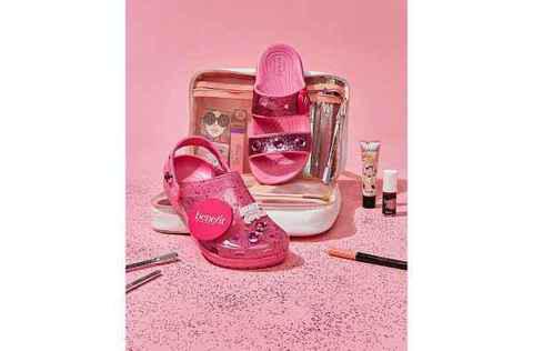 Crocs x Benefit 全新联名洞洞鞋-2.jpg
