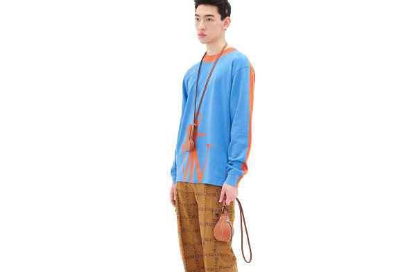这边高端设计师品牌 JW 潮牌商城Anderson 又发布了一组自家包袋新品（JW Anderson 全新“Punch Bag”系列公布，多重配色可选）