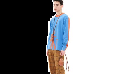 这边高端设计师品牌 JW 潮牌商城Anderson 又发布了一组自家包袋新品（JW Anderson 全新“Punch Bag”系列公布，多重配色可选）