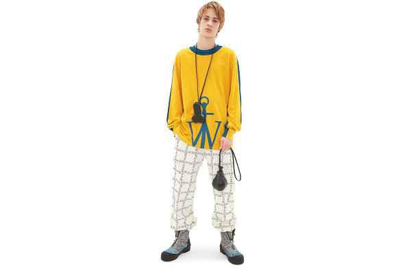 这边高端设计师品牌 JW 潮牌商城Anderson 又发布了一组自家包袋新品（JW Anderson 全新“Punch Bag”系列公布，多重配色可选）