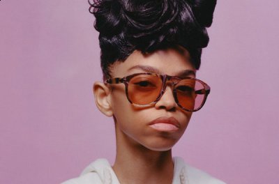 这一次官方邀请到意大利眼镜品潮牌品牌牌 Persol 一同炮制了 Persol 649 和 0009 等型号（JW Anderson x Persol 全新联名眼镜系列即将上市）