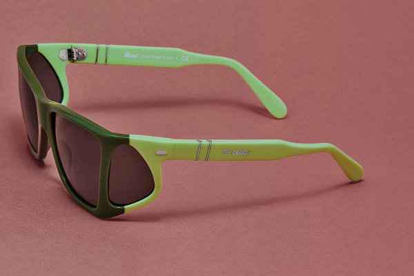这一次官方邀请到意大利眼镜品潮牌品牌牌 Persol 一同炮制了 Persol 649 和 0009 等型号（JW Anderson x Persol 全新联名眼镜系列即将上市）
