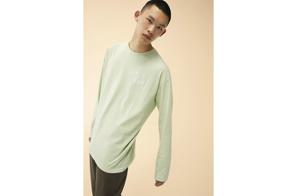  Kenzo 首个再生循环 Re-KENZO 胶囊系chaopai.com潮牌汇店列 目前已在 Kenzo 门店与官方网店同步发行（Kenzo 首个再生循环 Re-KENZO 胶囊系列上市）