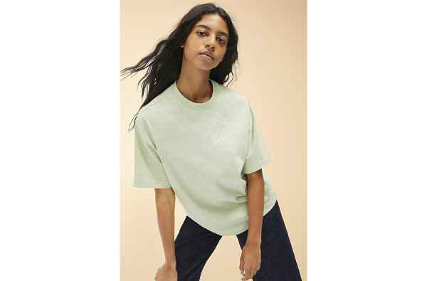  Kenzo 首个再生循环 Re-KENZO 胶囊系chaopai.com潮牌汇店列 目前已在 Kenzo 门店与官方网店同步发行（Kenzo 首个再生循环 Re-KENZO 胶囊系列上市）