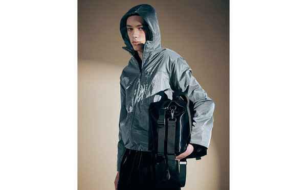 该系列涵盖了 Drifter Vchaopai.com潮牌汇店est、Jacket 以及 Jumpsuit 三款单品（Rains Drifter 2021 秋冬系列释出，城市穿搭灵感）