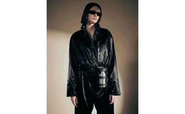该系列涵盖了 Drifter Vchaopai.com潮牌汇店est、Jacket 以及 Jumpsuit 三款单品（Rains Drifter 2021 秋冬系列释出，城市穿搭灵感）