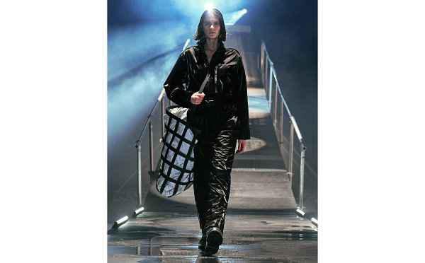 该系列涵盖了 Drifter Vchaopai.com潮牌汇店est、Jacket 以及 Jumpsuit 三款单品（Rains Drifter 2021 秋冬系列释出，城市穿搭灵感）