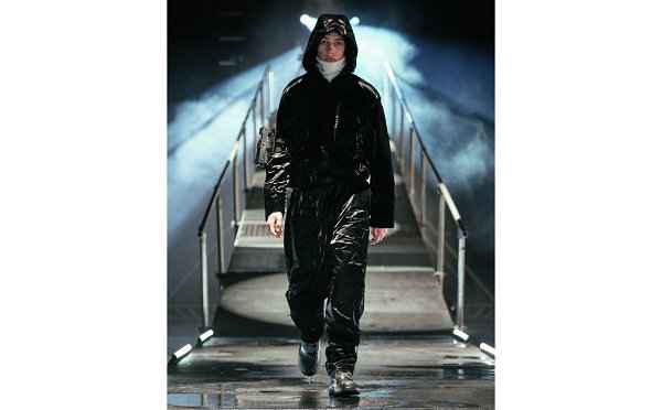 该系列涵盖了 Drifter Vchaopai.com潮牌汇店est、Jacket 以及 Jumpsuit 三款单品（Rains Drifter 2021 秋冬系列释出，城市穿搭灵感）