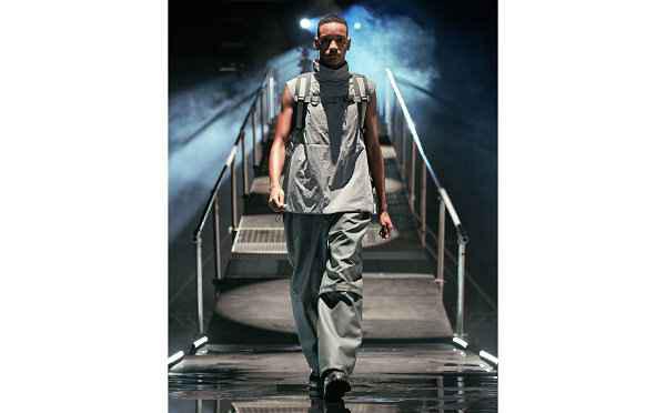 该系列涵盖了 Drifter Vchaopai.com潮牌汇店est、Jacket 以及 Jumpsuit 三款单品（Rains Drifter 2021 秋冬系列释出，城市穿搭灵感）