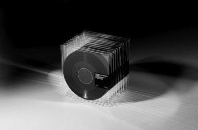 圣罗兰 YSL 全新黑胶套装潮牌品牌公布，纪念 SebastiAn 四年合作（圣罗兰 YSL 全新黑胶套装公布，纪念 SebastiAn 四年合作）