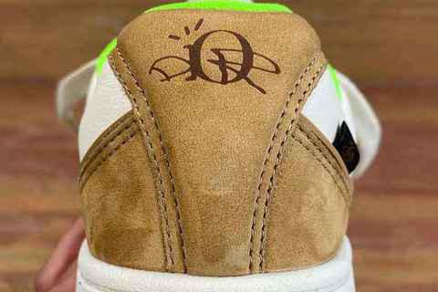 鞋款外侧的 Dior logo 以及高端蛇鳞潮牌资讯纹理、大地色调等细节也高调彰显了联乘身份（迪奥 x Travis Scott 2022 春夏联名鞋款系列抢先预览）
