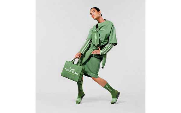 少量成衣设潮牌计一并亮相（Marc Jacobs 全新夏季色彩系列“The Color”来袭~）