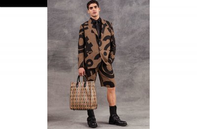 这边轻奢时尚 MOSCHINO潮牌信息 还释出了最新一季的早秋男装（MOSCHINO 莫斯奇诺 2021 早秋男装系列抢先预览）