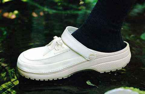 而由日本街头单位 BAL 塑潮牌信息造的鳄鱼元素则以印花形式呈现（Crocs x BEAMS T x BAL 三方联名鞋款及服饰系列明日上市）