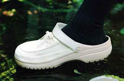 而由日本街头单位 BAL 塑潮牌信息造的鳄鱼元素则以印花形式呈现（Crocs x BEAMS T x BAL 三方联名鞋款及服饰系列明日上市）