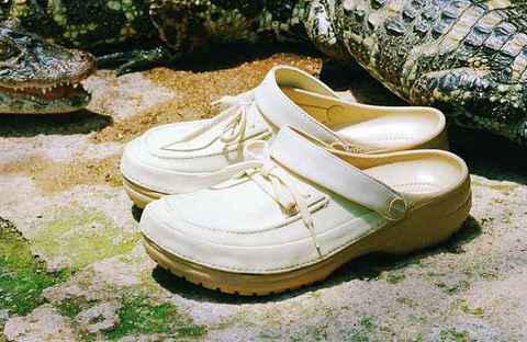 而由日本街头单位 BAL 塑潮牌信息造的鳄鱼元素则以印花形式呈现（Crocs x BEAMS T x BAL 三方联名鞋款及服饰系列明日上市）