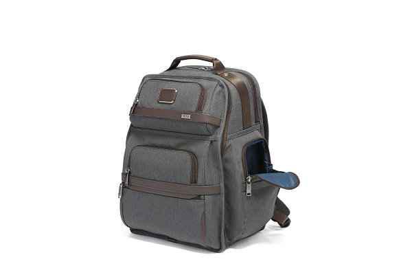 近期美国知名生活方式品牌chaopai.com潮牌汇店 TUMI 途明发布了一组全新限定包袋新作（TUMI 途明全新“Alpha Bravo / Alpha 3”包袋系列上市）