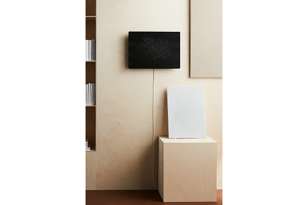  IKEA 选取了 Sonos 标志性潮牌的 SYMFONISK 相框音响进行重塑（Sonos x 宜家全新联名 SYMFONISK 相框音响下月开售）