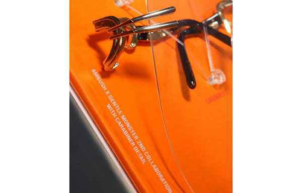 此番 AMBUSH 另辟蹊径打造了潮牌一款 Gentle Monster 眼镜面具单品（AMBUSH x Gentle Monster 全新联名眼镜面具曝光）
