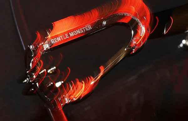 此番 AMBUSH 另辟蹊径打造了潮牌一款 Gentle Monster 眼镜面具单品（AMBUSH x Gentle Monster 全新联名眼镜面具曝光）