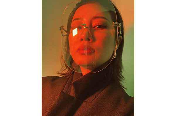 此番 AMBUSH 另辟蹊径打造了潮牌一款 Gentle Monster 眼镜面具单品（AMBUSH x Gentle Monster 全新联名眼镜面具曝光）