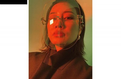 此番 AMBUSH 另辟蹊径打造了潮牌一款 Gentle Monster 眼镜面具单品（AMBUSH x Gentle Monster 全新联名眼镜面具曝光）