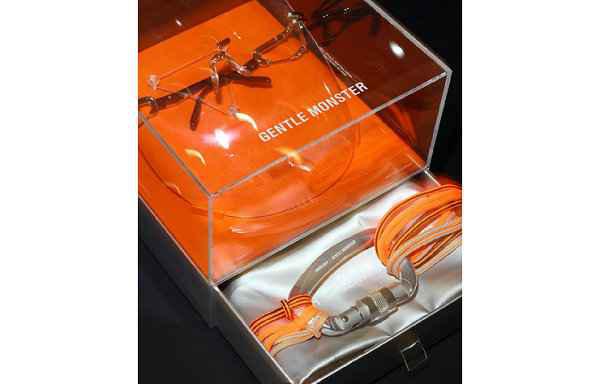 此番 AMBUSH 另辟蹊径打造了潮牌一款 Gentle Monster 眼镜面具单品（AMBUSH x Gentle Monster 全新联名眼镜面具曝光）