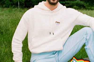 而这边法日混血品牌 Maiso潮牌n Kitsuné 也释出了一组 Pride 主题系列（Maison Kitsuné 小狐狸全新 Pride 骄傲月别注系列发布）