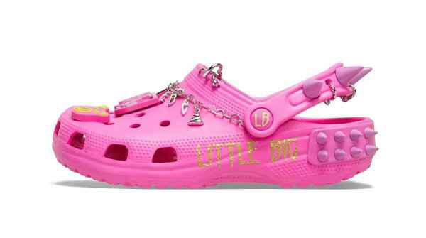  此番chaopai.com潮牌信息潮牌汇了解到（Crocs x Little Big 全新联名拖鞋系列公布，朋克摇滚范）