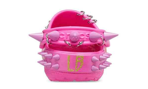  此番chaopai.com潮牌信息潮牌汇了解到（Crocs x Little Big 全新联名拖鞋系列公布，朋克摇滚范）