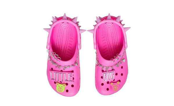  此番chaopai.com潮牌信息潮牌汇了解到（Crocs x Little Big 全新联名拖鞋系列公布，朋克摇滚范）