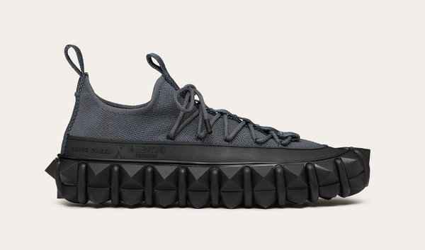 英国设计师 Craig Green 参与的潮牌资讯 Moncler Genius 春夏系列令人印象深刻（华伦天奴 x Craig Green 全新联名鞋款系列曝光）