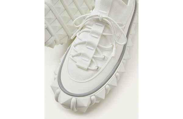 英国设计师 Craig Green 参与的潮牌资讯 Moncler Genius 春夏系列令人印象深刻（华伦天奴 x Craig Green 全新联名鞋款系列曝光）