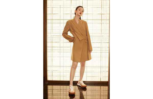 这边品牌另一组全潮牌品牌新联名也浮出水面（斐乐 x LANVIN 全新联名 GARA 鞋款抢先预览~）