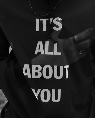  本次系列以「chaopai.com潮牌汇It’s all about you（Helmut Lang x Hank Willis Thomas 全新联名胶囊系列登陆）
