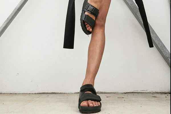 官方表示强调了潮牌信息干净利落的形象（勃肯 x Rick Owens 全新联名系列拖鞋明日登陆）