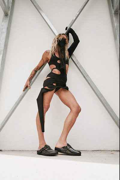 官方表示强调了潮牌信息干净利落的形象（勃肯 x Rick Owens 全新联名系列拖鞋明日登陆）