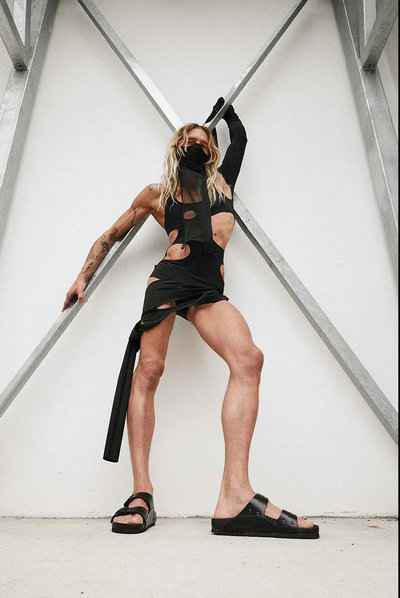 官方表示强调了潮牌信息干净利落的形象（勃肯 x Rick Owens 全新联名系列拖鞋明日登陆）