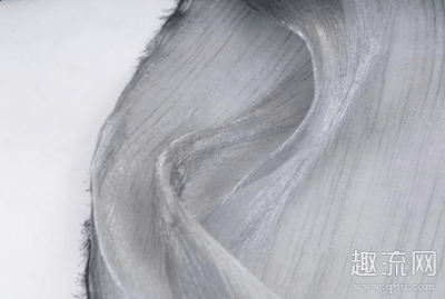 看看他们潮牌信息是否知道（衣服拉丝是什么面料 衣服拉丝是谁发明的）