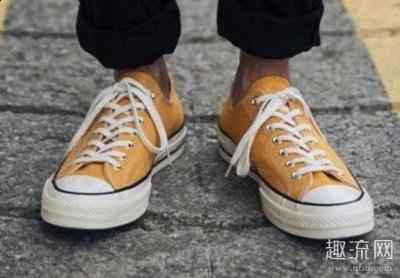 骚色长袜、纯色潮牌品牌长袜毫无违和感（低帮匡威怎么搭配裤子 匡威低帮和高帮哪个好看）