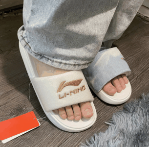 李宁拖鞋可以沾水吗？李潮牌信息宁拖鞋码数要不要买大一码？（李宁拖鞋可以沾水吗？李宁拖鞋码数要不要买大一码？）
