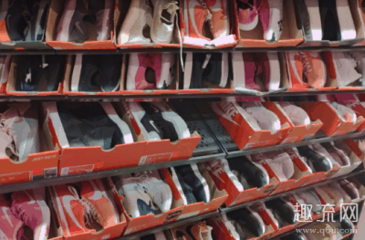 按照个人不同的运动需求或潮牌者生活穿着需求去选择NIKE的店铺（耐克工厂折扣店卖的鞋是真的吗 耐克工厂店和专卖店的区别）