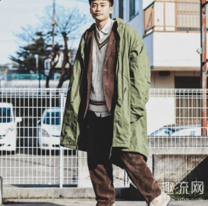 在造型中加入潮牌商城一点亮色来突破（日系叠穿衣服搭配图 日系叠穿男推荐）