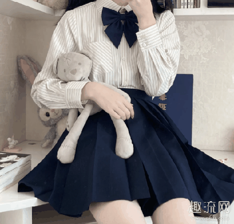 jk裙子的调节扣怎么用 jk裙子调节扣在左边还是右边，前面还是后面