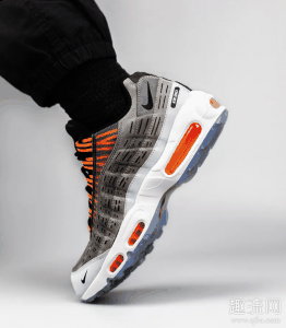 搭配黑色鞋舌绝对是吸睛神器！潮牌信息 整个 Air Max Logo 应用了四种不同的颜色（Kim Jones x Nike Air Max 95 “Total Orange”开箱测评：上脚尺码怎么选？）