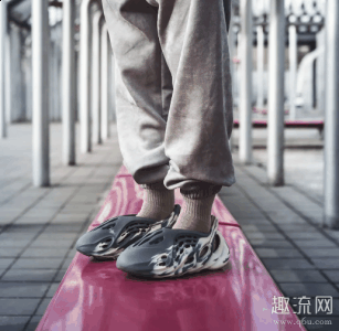 可以考虑潮牌品牌买大半码（yeezy洞洞鞋开箱上脚测评 yeezy洞洞鞋有logo吗）